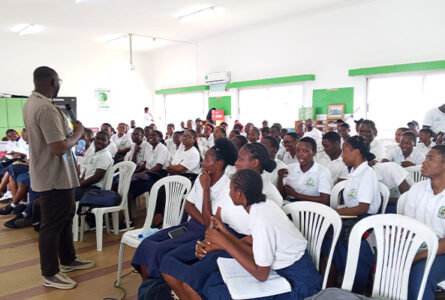 Les élèves du lycée national Leon Mba en plein échange avec les organisateurs, le 5 juin 2026 à Libreville. © GabonReview