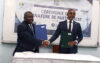 Poignée de mains après la signature entre l’INPTIC et l'ARCEP, le 1er juin à Libreville. © GabonReview