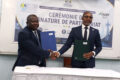 Poignée de mains après la signature entre l’INPTIC et l'ARCEP, le 1er juin à Libreville. © GabonReview