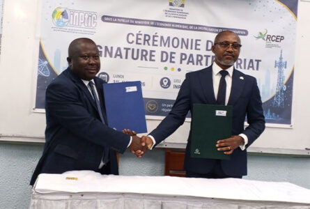 Poignée de mains après la signature entre l’INPTIC et l'ARCEP, le 1er juin à Libreville. © GabonReview