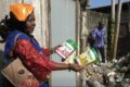 Elise Emmanuelle Ntsame Obame, directrice générale de la DGCCRF, présentant les produits saisis avant leur destruction. © GabonReview (Capture d’écran)