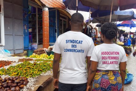 Le maire de la commune de Libreville, Eugène M’Ba, a ordonné l'arrêt immédiat de toute activité syndicale, associative ou communautaire menée sans autorisation préalable dans les marchés municipaux. © GabonReview/Illustration IA