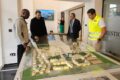 Le ministre du Logement devant une maquette. © D.R.