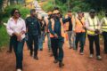 Le ministre des Travaux publics, Edgar Moukoumbi, sur le terrain, le 27 juin 2026. © D.R.