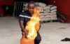 Un sapeur-pompier simulant l'extinction d'un feu de bouteille de gaz. © Capture d’écran / Gabon 1ère