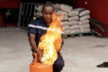 Un sapeur-pompier simulant l'extinction d'un feu de bouteille de gaz. © Capture d’écran / Gabon 1ère