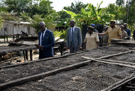 Le gouverneur de Libreville ainsi que sa délégation sur place à Cocobeach.© D.R.