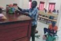 Les deux jeunes hommes et leur butin, lors du procès au tribunal de première instance de Koula-Moutou. © L’Union