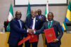 Poignée de main entre Siméon Oyono Esono Angue et Dieudonné Aba'a Owono, sous le regard du président de la Commission de l'Union africaine, Mahmoud Ali Youssouf, après la signature de l'Accord d'engagement conjoint, ce mardi 28 juillet 2026 à Addis Abeba. © D.R.