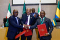 Poignée de main entre Siméon Oyono Esono Angue et Dieudonné Aba'a Owono, sous le regard du président de la Commission de l'Union africaine, Mahmoud Ali Youssouf, après la signature de l'Accord d'engagement conjoint, ce mardi 28 juillet 2026 à Addis Abeba. © D.R.