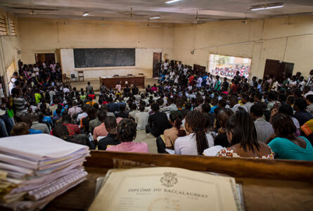 13 976 nouveaux bacheliers, un système universitaire déjà saturé. Un diplôme ouvre une porte. Ce que le Gabon n'a pas encore construit, c'est le chemin qui se trouve derrière. (Illustration générée par IA) © GabonReview