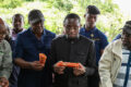 Le ministre Sosthène Nguema Nguema observant les carottes de forage, le 6 juillet 2026. © D.R.