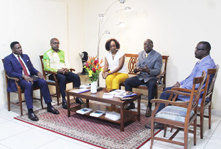 Le Coordonnateur international du programme, Patrick Mouguiama-Daouda, la Commissaire du département en charge de la Promotion du genre à la CEEAC, Nelly Banaken, et les membres de l’organisation. © GabonReview