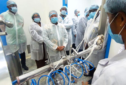 Guy Bertrand Mapangou, le président du CESEC à l’usine de La Santé Pharmaceutique, le 24 juillet 2026. © GabonReview