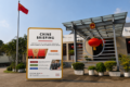 En médaillon, la Une de «Chine Briefing», édition 04-2026, bulletin diffusé par l'ambassade de Chine au Gabon. Le bulletin raconte Pékin aux Gabonais, dans leur langue. © GabonReview (montage)