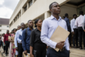 Des jeunes candidats à l'emploi, à Libreville. Le taux de chômage des jeunes atteignait 35,7 % en février 2025, selon le ministère du Travail. (Illustration générée par IA) ©GabonReview