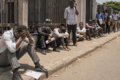 Attendre, encore attendre : pour 20 980 jeunes inscrits au PNPE, 669 postes trouvent preneurs chaque année, selon le RNDH 2026. © Illustration générée par IA / GabonReview