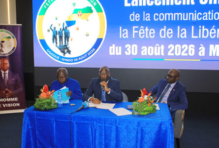 Arthur Sabi Djaboudi accompagné de Tony Engouma et de Bertrand Ebiaghé Angoué, autres membres de la Commission Communication. © GabonReview