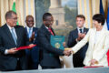 Sosthène Nguema Nguema, ministre des Mines, et Christel Bories, PDG d'Eramet, échangent une poignée de main après la signature du protocole sur le manganèse, sous les applaudissements des présidents Oligui Nguema et Macron, le 20 juillet 2026 à l'Élysée. © Com. présidentielle Gabon