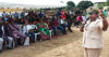 Le gouverneur de la province de l'Estuaire, Marie-Françoise Dikoumba, échangeant avec la population d’Essassa, le 30 juillet 2026. © GabonReview