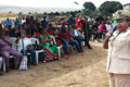 Le gouverneur de la province de l'Estuaire, Marie-Françoise Dikoumba, échangeant avec la population d’Essassa, le 30 juillet 2026. © GabonReview