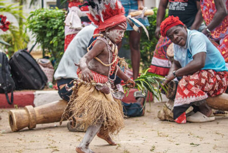 Au cœur des festivités, un jeune danseur incarne à lui seul la promesse de transmission ayant traversé toute la première Fête des cultures de l'Ogooué : celle d'un patrimoine vivant qui passe déjà aux générations suivantes. © D.R.
