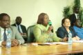 Marie-Françoise Dikoumba (micro) face aux populations du 1er arrondissement de Libreville et du 3e arrondissement d’Akanda, le 1er juillet 2026. © GabonReview