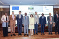 Les officiels, l’ambassadeur l’Union européenne au Gabon, Cécile Abadie, et Nicholas Matatu, représentant d’IDEA International posant pour la postérité. © D.R.