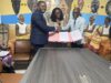 Poignée de main entres les signataires lors de la cérémonie. © GabonReview