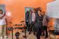 La ministre de l’Entrepreneuriat, Zenaba Gninga Chaning, l’ADG d’Eramet Comilog et des officiels visitant Mangombi Music School. © D.R.