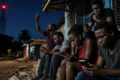 Depuis la décision de la Haute autorité de la communication, des millions de Gabonais se retrouvent coupés des réseaux sociaux. © GabonReview / Illustration générée par IA