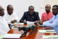 Les représentants des principales organisations professionnelles des médias du Gabon réunis autour du président de l’Opam, Jean-Yves Ntoutoume, pour leur déclaration. © GabonReview