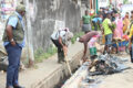 Les agents de la Mairie de Libreville procédant au curage des caniveaux, le 4 juillet 2026. © D.R.