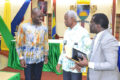 Le maire de Libreville, Eugène Mba, s’entretenant avec le ministre de l’Économie numérique, Marck Alexandre Ndoumba. © D.R.