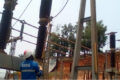 Un technicien effectuant des travaux sur le poste source d’Owendo. © D.R.