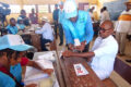 Le maire du 2e arrondissement de Libreville, Richard Obiang Ava faisant le dépistage du paludisme, le 10 juillet 2026. ©GabonReview