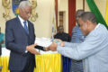 Le maire de Libreville recevant le manuel. © D.R.