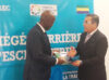 Le ministre de la Justice, Augustin Emane, recevant du Représentant résident de l’Unesco au Gabon, Marco Patricio Zambrano Restrepo, le manuel de procédures. © D.R.