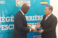 Le ministre de la Justice, Augustin Emane, recevant du Représentant résident de l’Unesco au Gabon, Marco Patricio Zambrano Restrepo, le manuel de procédures. © D.R.