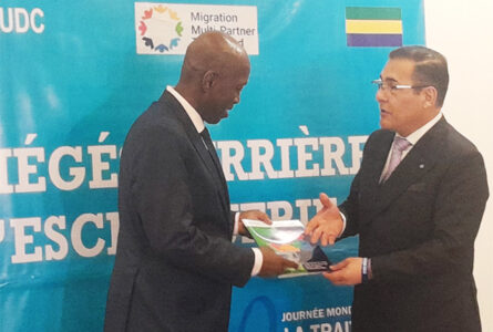 Le ministre de la Justice, Augustin Emane, recevant du Représentant résident de l’Unesco au Gabon, Marco Patricio Zambrano Restrepo, le manuel de procédures. © D.R.