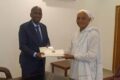 Le ministre de la Justice, Garde des Sceaux, Augustin Emane, recevant le document des mains de Sa Majesté Louis Paul Eliwatchango, Roi AgunguMpongwé. © D.R.