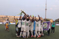 Explosion de joie dans le camp moandais : les joueurs de Mangasport brandissent le trophée de National-Foot 1, conquis au bout du suspense face au Stade Mandji. © GabonReview