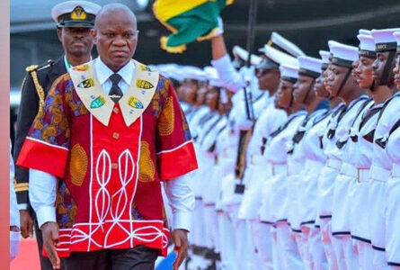 À Accra, Brice Clotaire Oligui Nguema fait de son boubou bien plus qu'une tenue officielle : un manifeste visuel où le Gabon s'affiche dans les couleurs de ses traditions, ses symboles et son identité. © Communication présidentielle Gabon