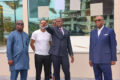 Le président Brice Clotaire Oligui Nguema, index tendu vers le chantier, instruit les responsables présents d'accélérer le rythme des travaux, ce lundi 27 juillet 2026. À droite, le vice-président de la République, Barro Chambrier. © Communication présidentielle