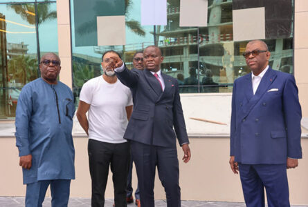 Le président Brice Clotaire Oligui Nguema, index tendu vers le chantier, instruit les responsables présents d'accélérer le rythme des travaux, ce lundi 27 juillet 2026. À droite, le vice-président de la République, Barro Chambrier. © Communication présidentielle