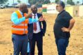 Le maire d’Owendo, Arnaud Sandri Nombo, sur le site de construction du marché provisoire, le 3 juillet 2026. © D.R.
