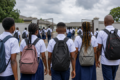 Uniforme réglementaire, coiffures diverses : la question que pose la pétition. (Illustration générée par IA) © GabonReview