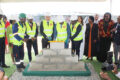 Le ministre de l’Industrie et de la Transformation locale, Lubin Ntoutoume, posant, en compagnie  des patrons de Prometal, de l’ANPI-Gabon et des officiels, la première de l’usine Prometal Gabon, à Nkok. © GabonReview