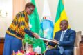Scène de la remise du rapport provisoire au Palais. © Com. présidentielle