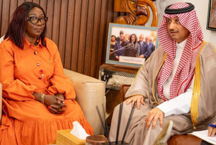 Tête à tête entre la Pr Marcelle Ibinga-Itsitsa, et l’ambassadeur du Royaume d’Arabie saoudite près la République gabonaise, Farraj Bin Nader, le 29 juillet 2026, à Libreville. © D.R.